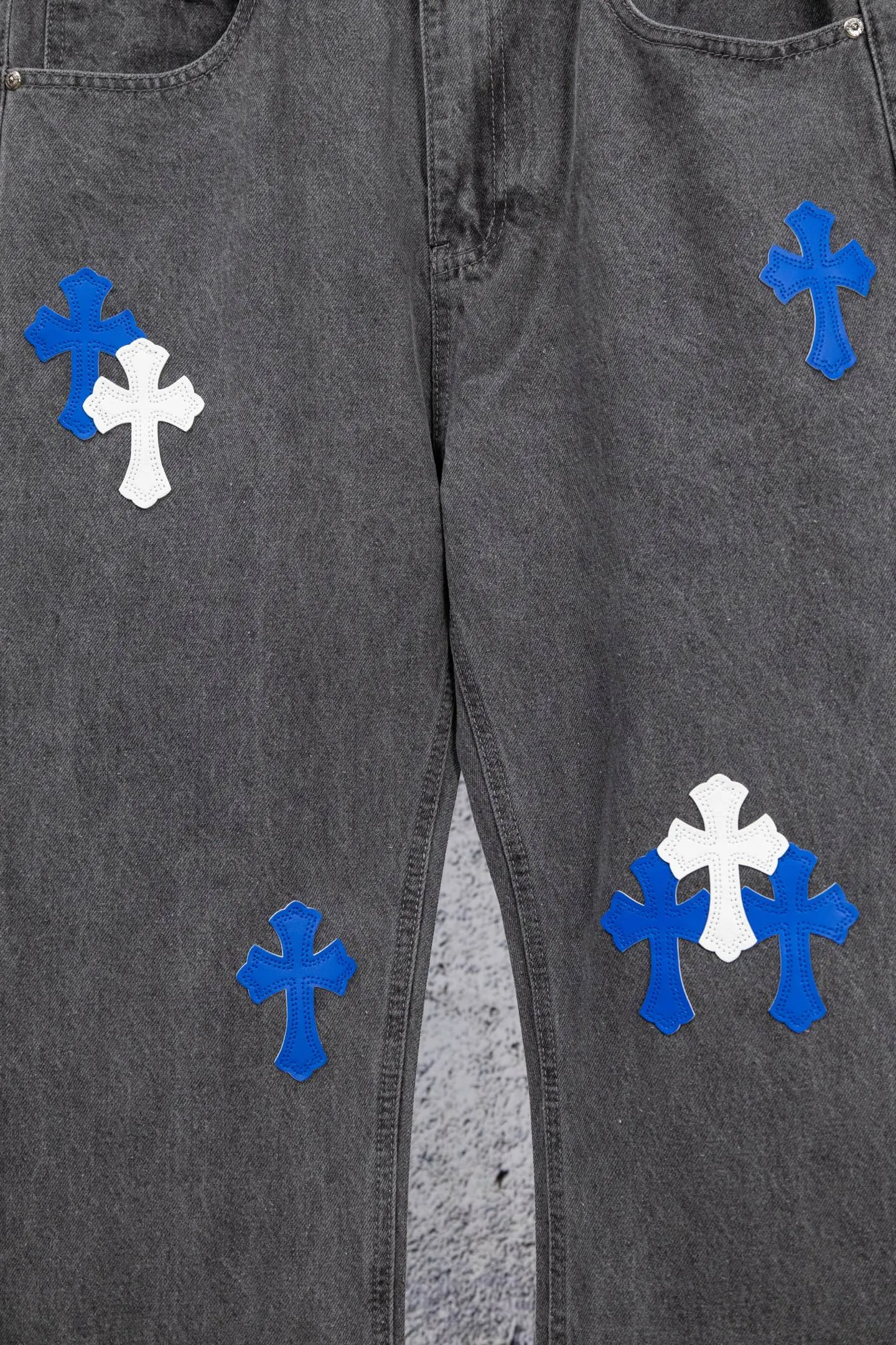 P240 Chromehearts limited edition blue and white classic cross patch leather gray jeans, priced at 34W level, patchwork cross pattern embellishment, washed jeans! ! An absolutely high-end luxury product, a 1.9W-level god-level single product, a super popular product, made by top heavy industry, a magic weapon that cannot be missed! [About Zangyin] This is an extremely luxurious fashion brand that can also be called the aristocracy of the high street. It has always been an exclusive brand for some hipsters or rich second generations. Compared with ordinary high streets, it is more luxurious and noble. Compared with luxury brands, it is more fashionable and individual. It has always been a brand that I have a special liking for. [Top heavy industry fashion design] Consistently high-street luxury style. Speaking of this style, the Zangyin family and GU family are definitely the leading representative brands. Especially the Zangyin family has really achieved a state-of-the-art effect in creating high-street style. The unique washed material is used to create this style. The color system is already quite eye-catching. After it is decorated with patchwork cross flowers, it cleverly highlights the charm of the brand. Secondly, this style uses classic The high-waist cutting design highlights the long legs and fashionable temperament of the upper body. The brand is highly recognizable and the slim fit configuration is more suitable for daily wear. It is a product that interprets personality, fashion, and specifications at a glance. This single product is enough to make any fan excited. It can be a white T-shirt for a youthful college style, or a tight suspender for a royal style. It has strong matching ability and can be easily controlled by men.  [Materials and craftsmanship] Needless to say, this point goes without saying. As an excellent craftsman brand, Zangyin’s requirements for details and craftsmanship are really perfect. The washed color of this model has gone through so many processes, not to mention the embellishment of denim appliques. It is also purely hand-made and sewn. Just like what they believe in, only hand-made things have soul and have the meaning of wear. A top-notch heavy-duty fashionable denim item, I look forward to your perfect interpretation! !  Color: Gray Size: 28-34